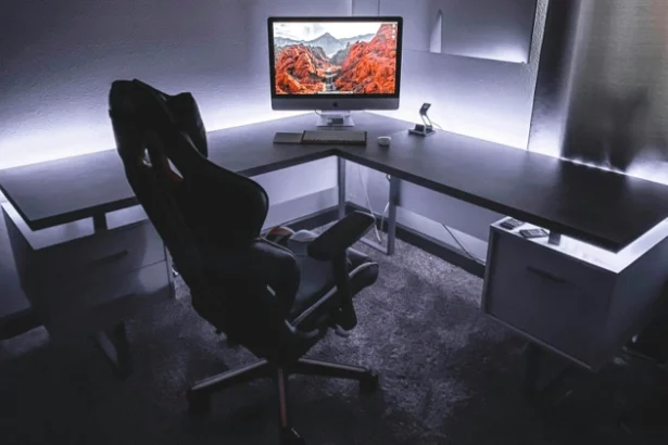 10 Recommended 3 Monitor Ergonomic Standing Desks for Executives in Toronto